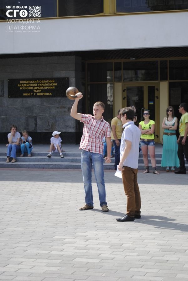 На День молоді в центрі Луцька билися, танцювали та змагалися. ФОТО